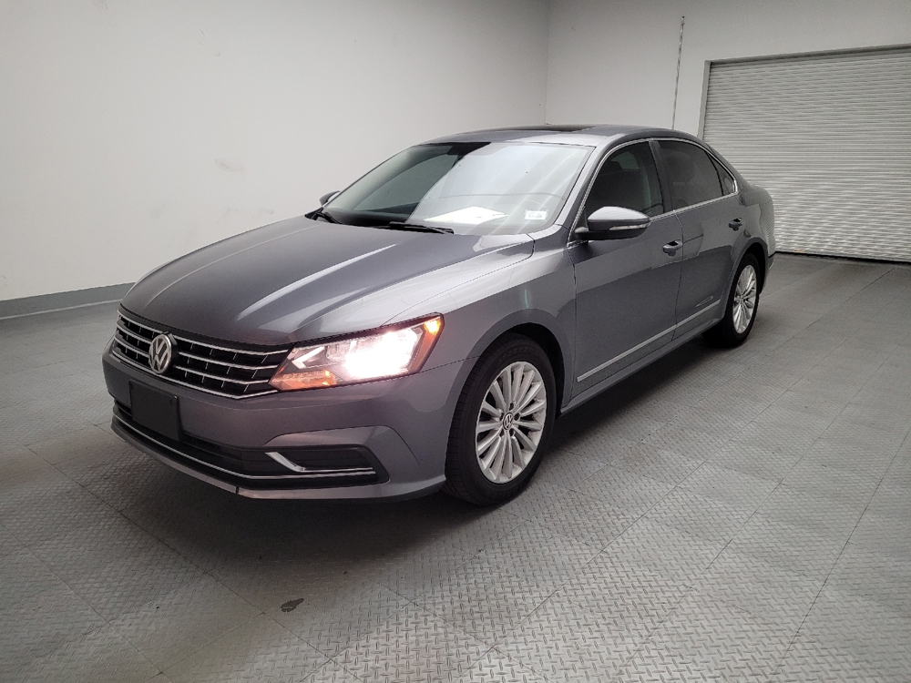 2016 Volkswagen Passat SE's photo