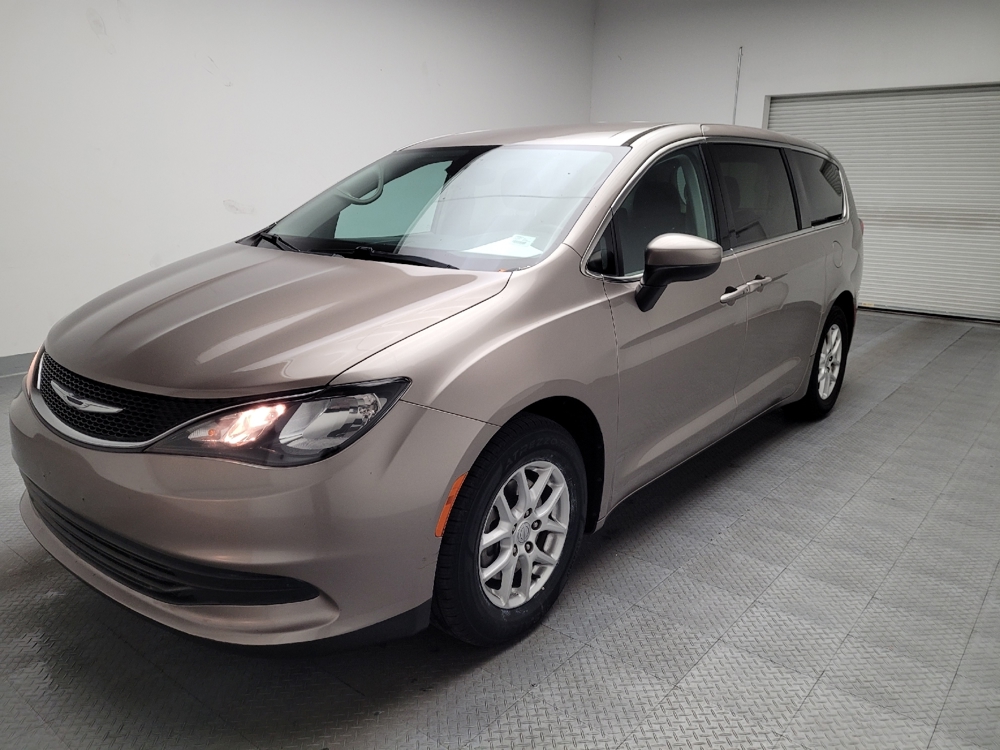 2017 Chrysler Pacifica Touring's photo