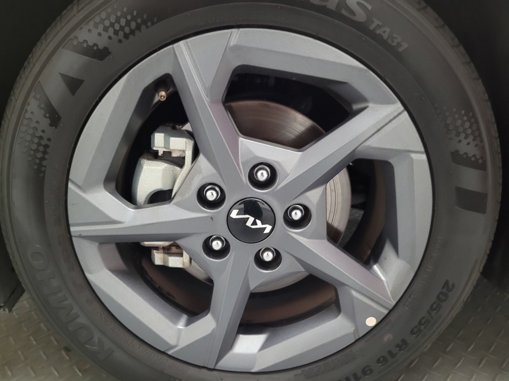 2025 Kia K4 LXS - Photo 24