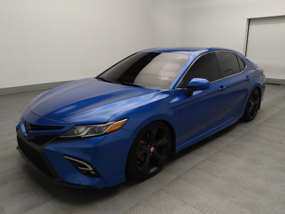 2020 Toyota Camry SE's photo