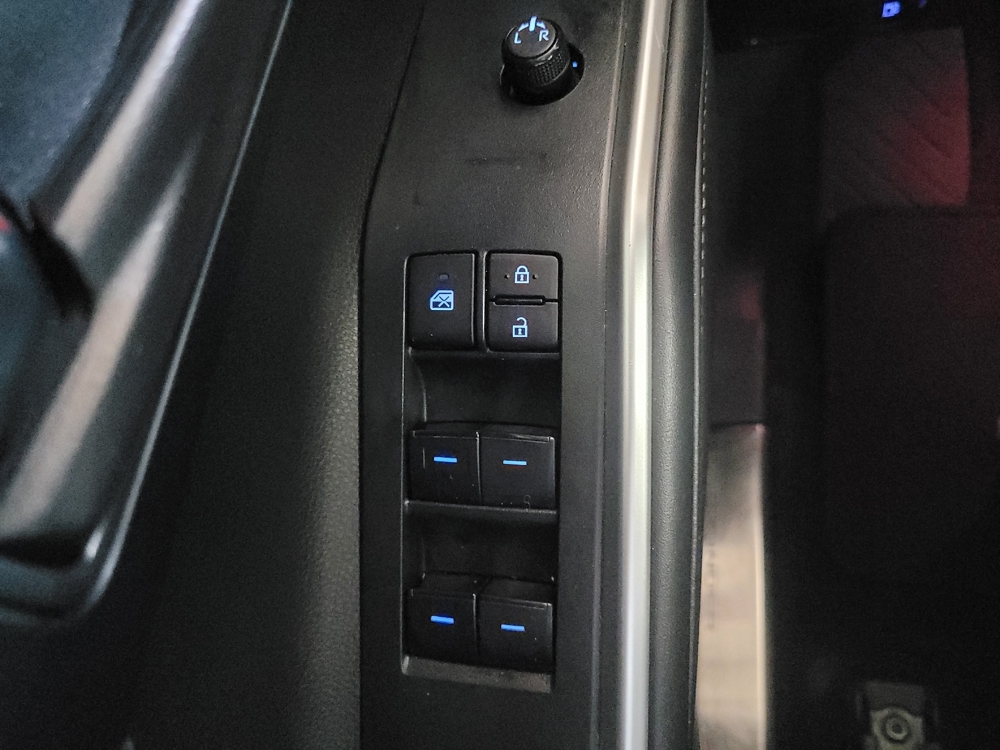 2022 Toyota Highlander LE - Photo 21