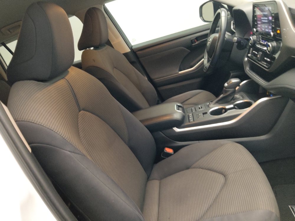2022 Toyota Highlander LE - Photo 16