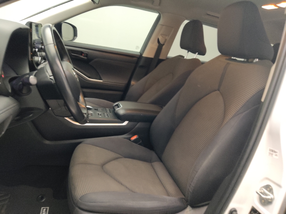 2022 Toyota Highlander LE - Photo 13