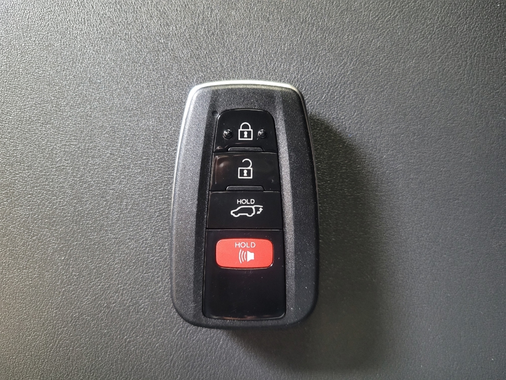 2022 Toyota Highlander LE - Photo 25