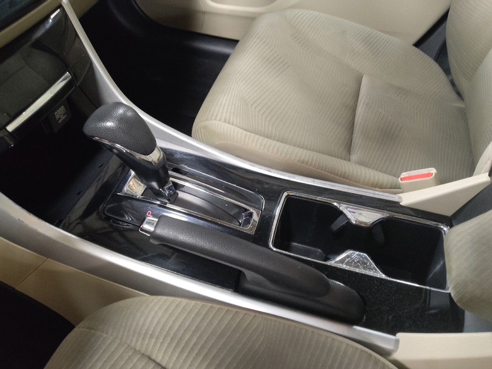 2017 Honda Accord LX - Photo 20
