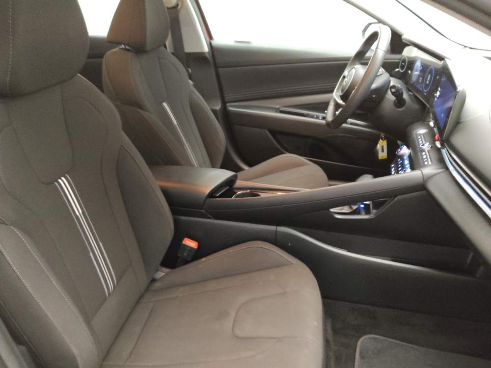 2025 Hyundai Elantra SEL - Photo 16