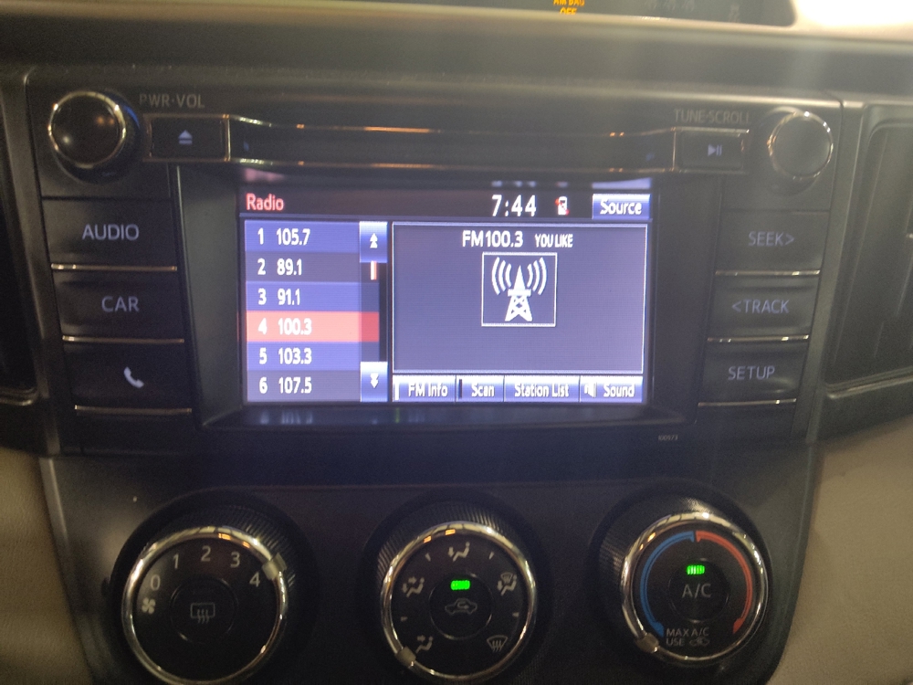 2018 Toyota RAV4 LE - Photo 19