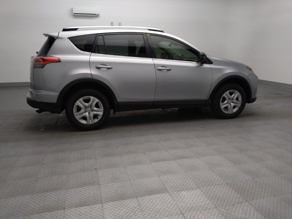 2018 Toyota RAV4 LE - Photo 8