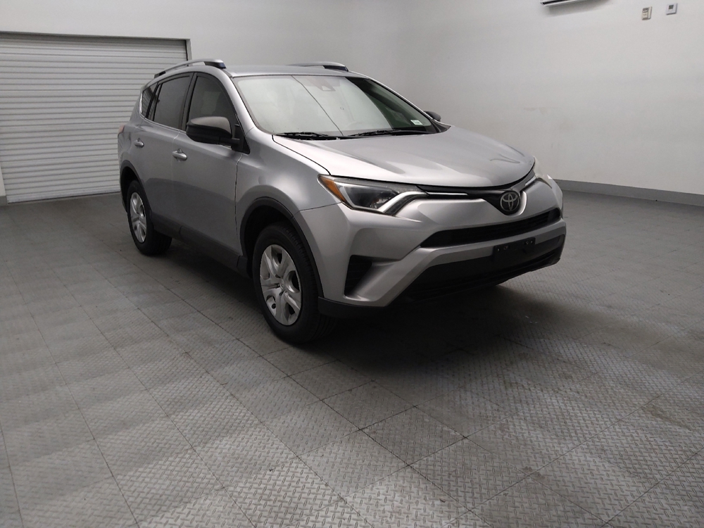 2018 Toyota RAV4 LE - Photo 10
