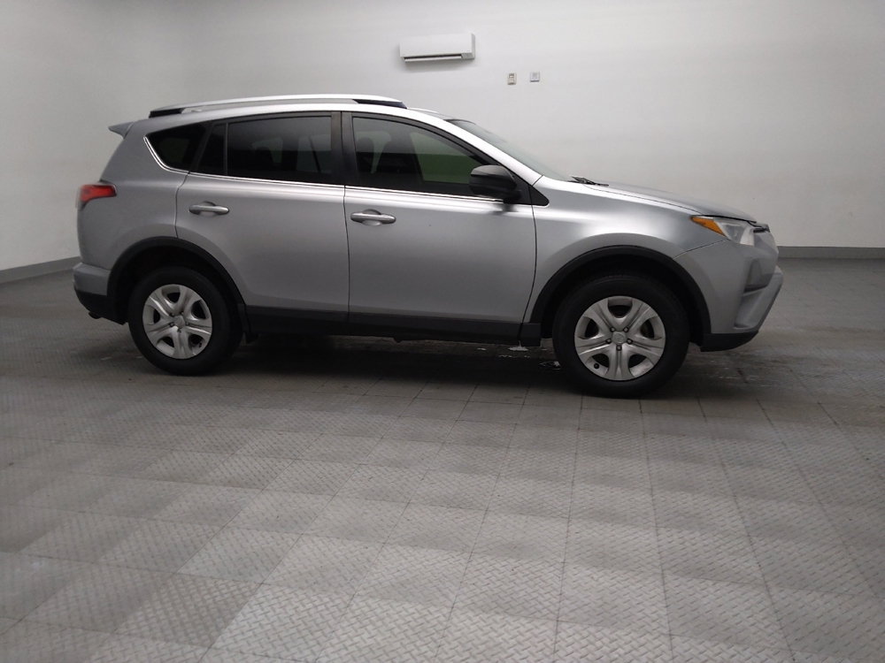 2018 Toyota RAV4 LE - Photo 9