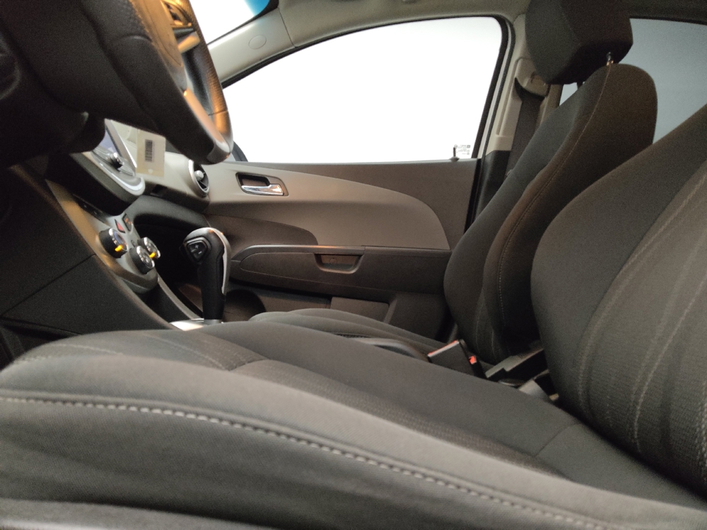 2018 Chevrolet Sonic LT - Photo 13