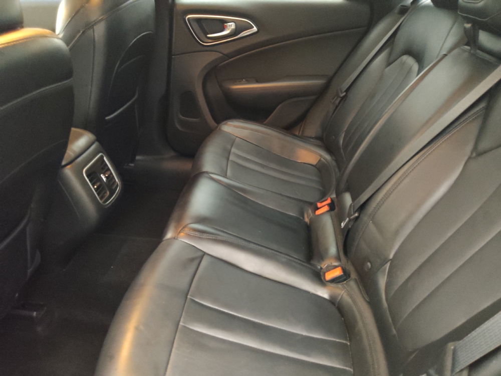 2015 Chrysler 200 C - Photo 14