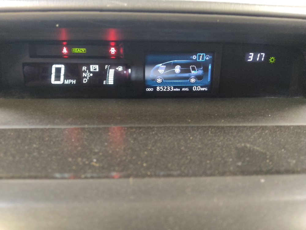 2017 Toyota Prius v Three - Photo 18