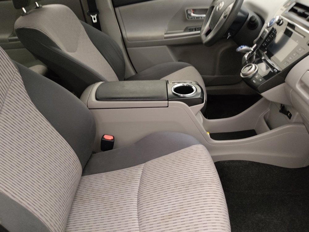 2017 Toyota Prius v Three - Photo 16