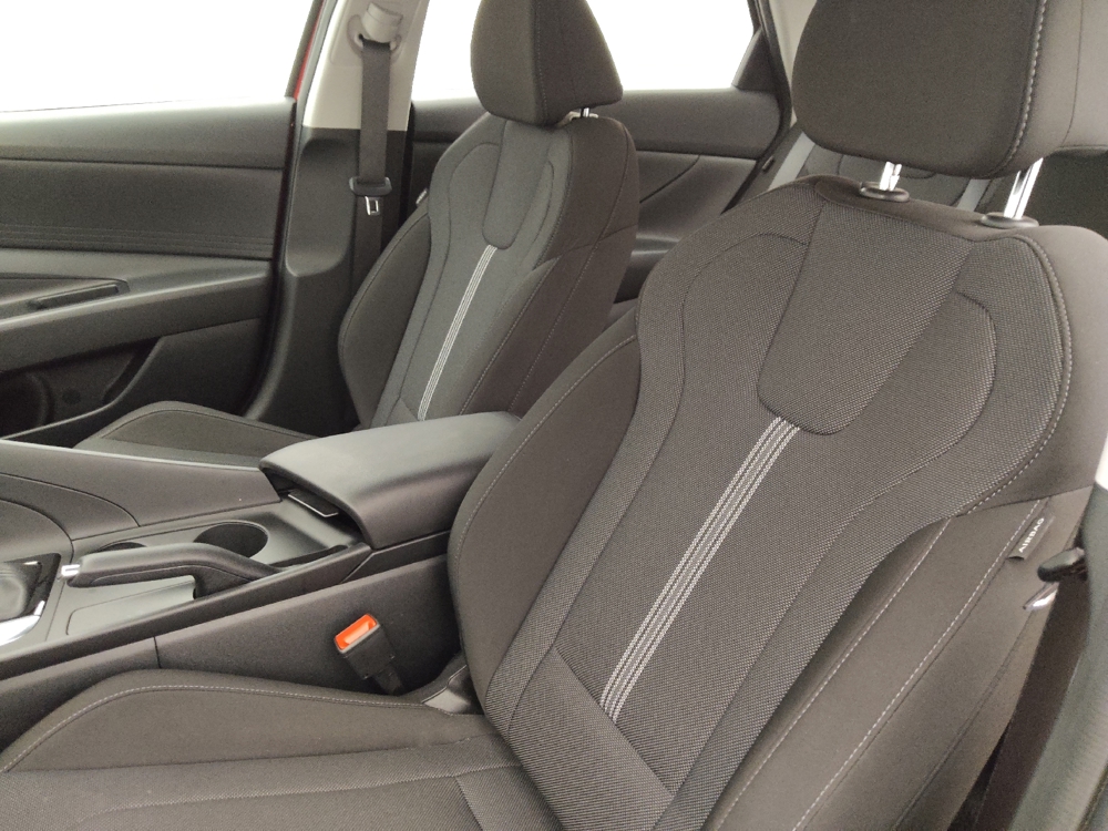 2025 Hyundai Elantra SE - Photo 13
