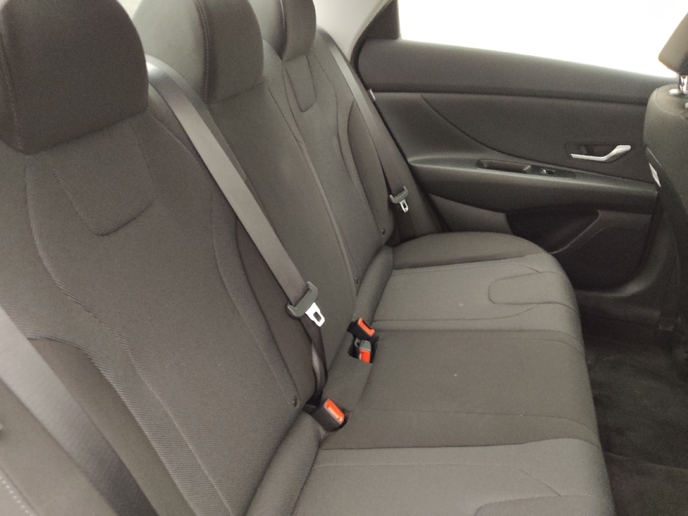 2025 Hyundai Elantra SE - Photo 15
