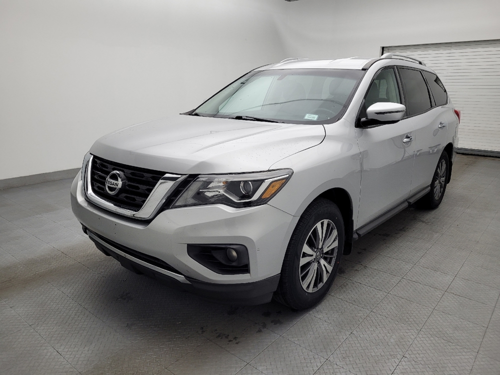 2017 Nissan Pathfinder SV's photo