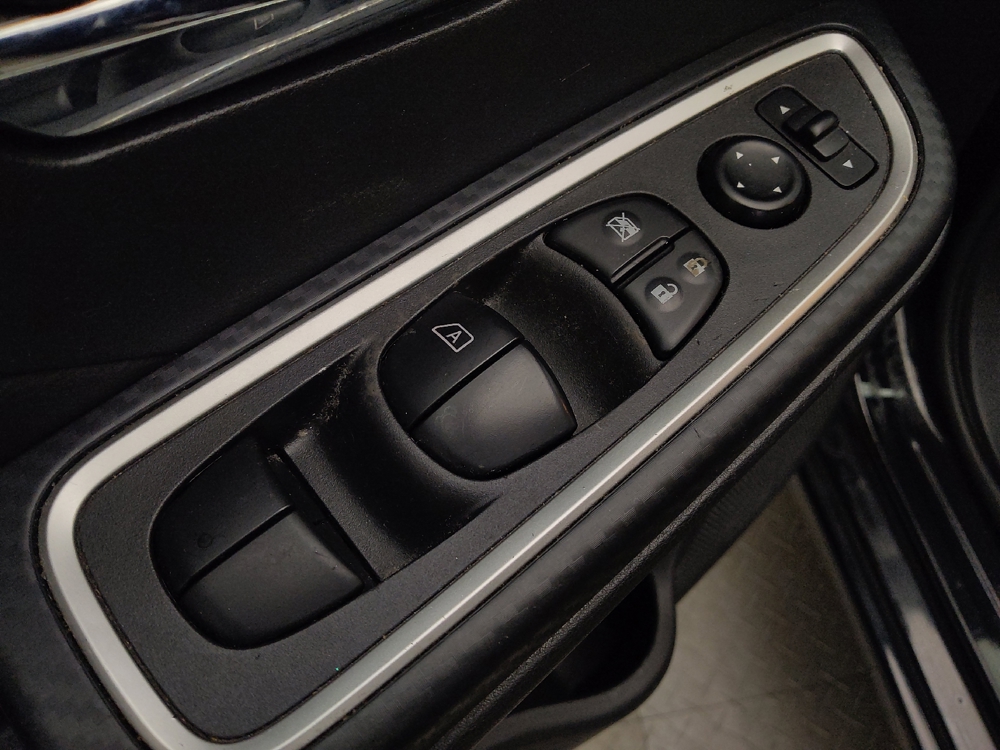 2021 Nissan Versa Sedan SR - Photo 21