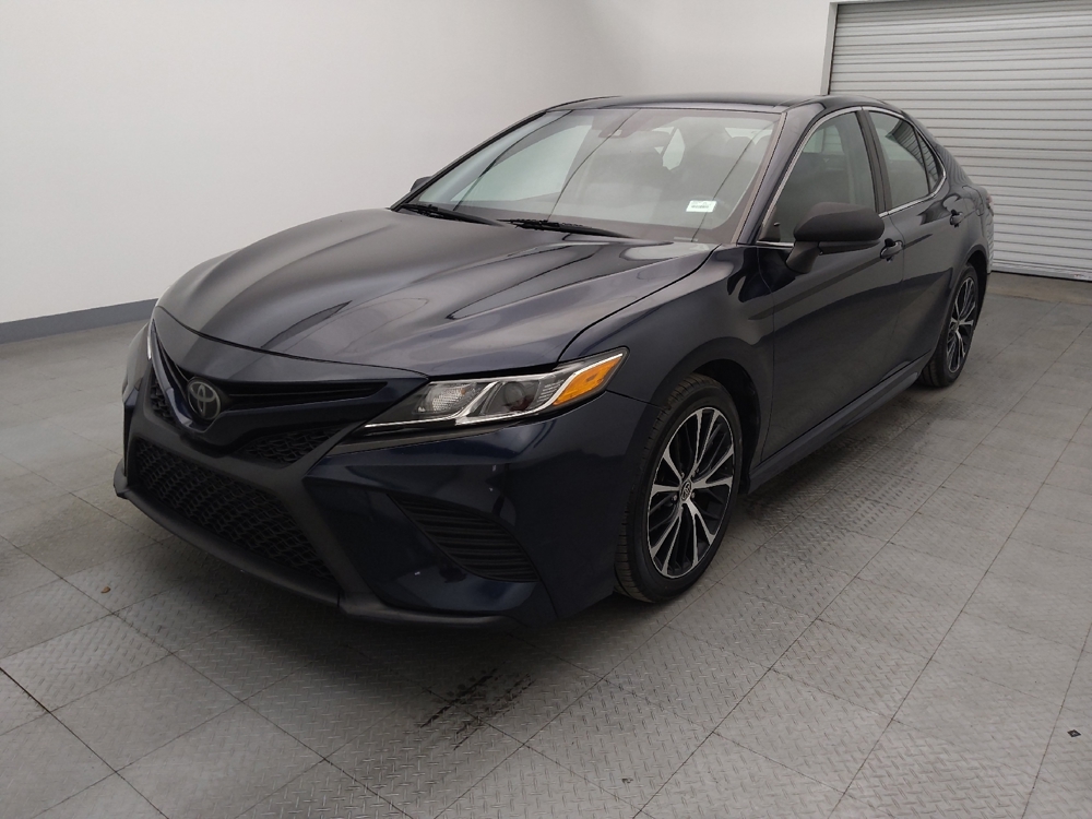2020 Toyota Camry SE's photo