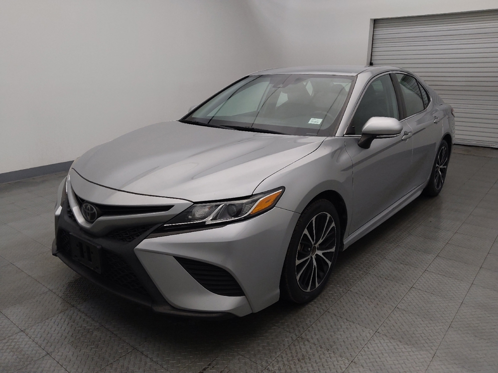 2020 Toyota Camry SE's photo