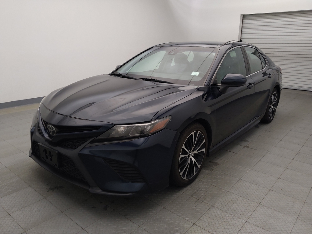 2020 Toyota Camry SE's photo