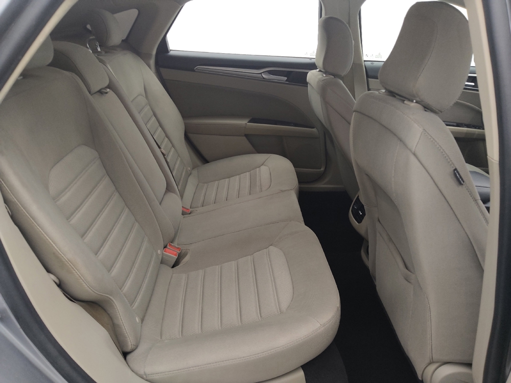 2020 Ford Fusion SE - Photo 15