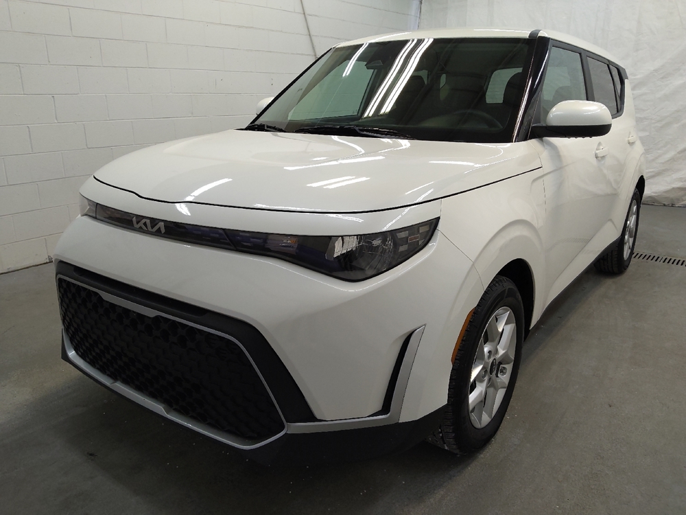 2023 Kia Soul LX's photo