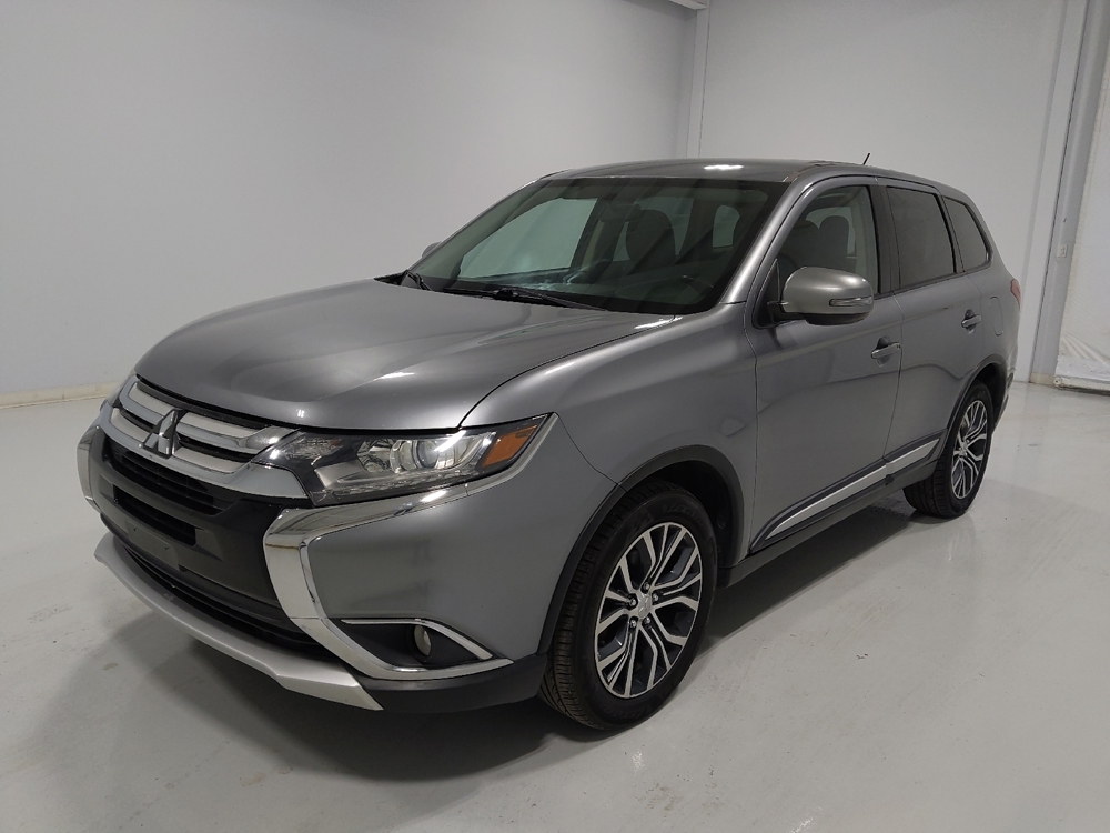 2016 Mitsubishi Outlander SE's photo