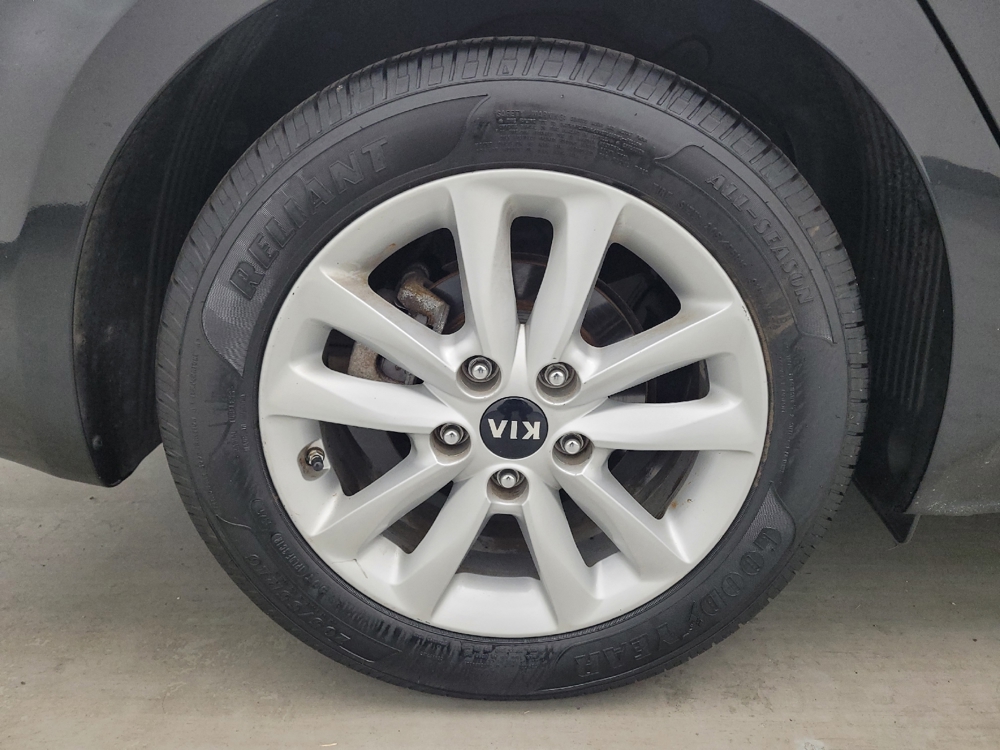 2017 Kia Forte S - Photo 24