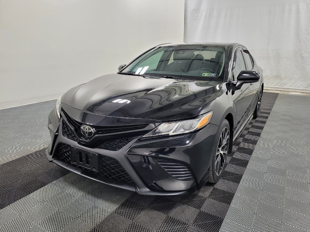 2019 Toyota Camry SE's photo