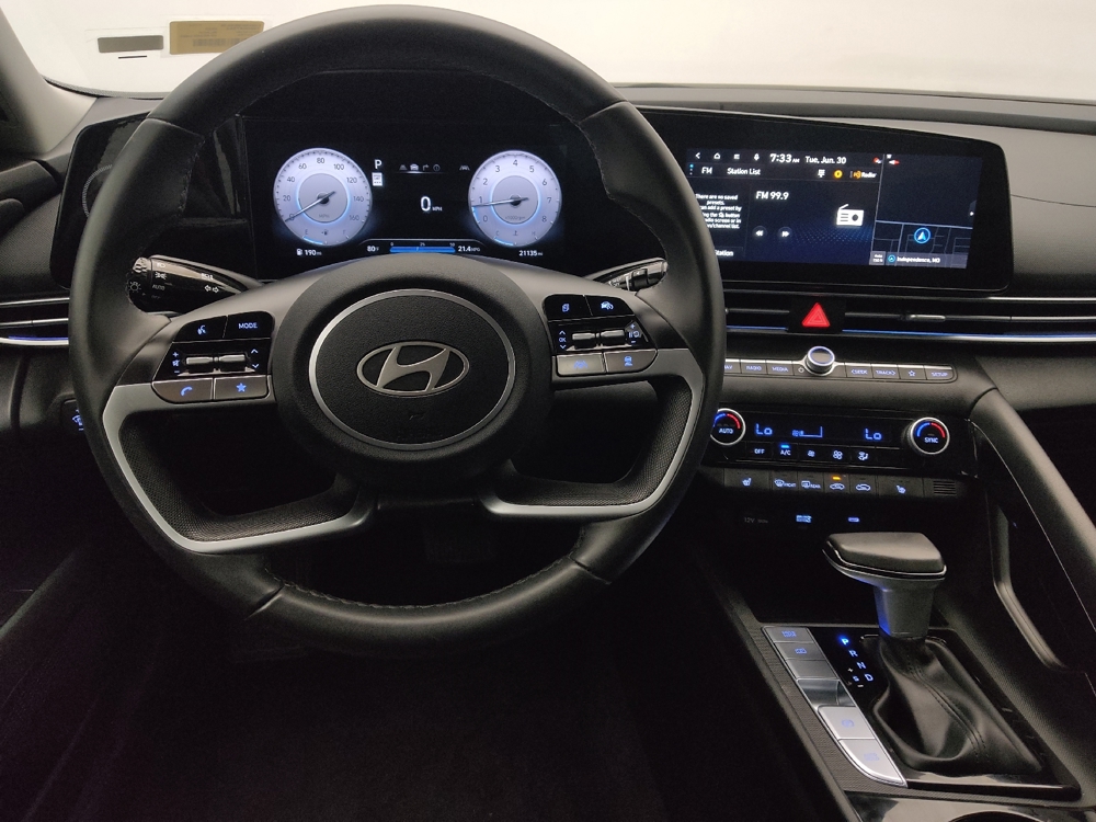 2025 Hyundai Elantra Limited - Photo 17