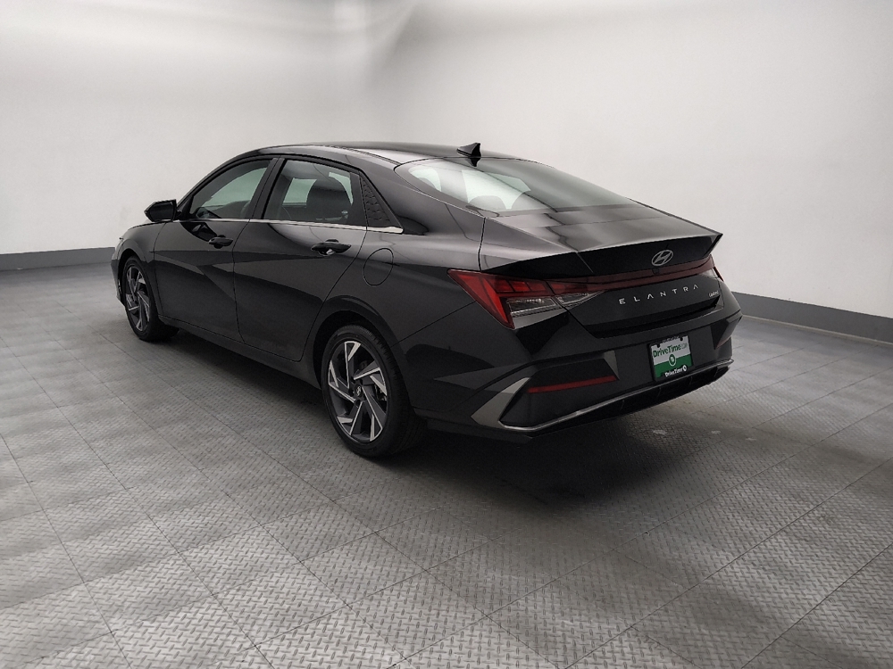 2025 Hyundai Elantra Limited - Photo 3