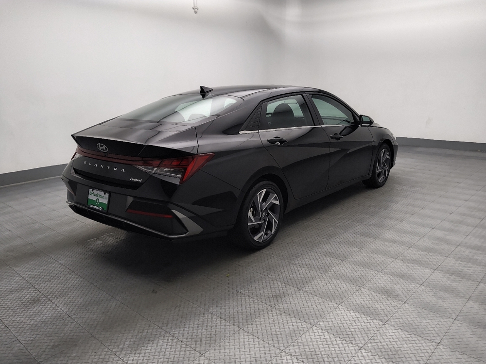2025 Hyundai Elantra Limited - Photo 8