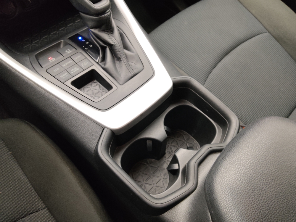 2021 Toyota RAV4 LE - Photo 20
