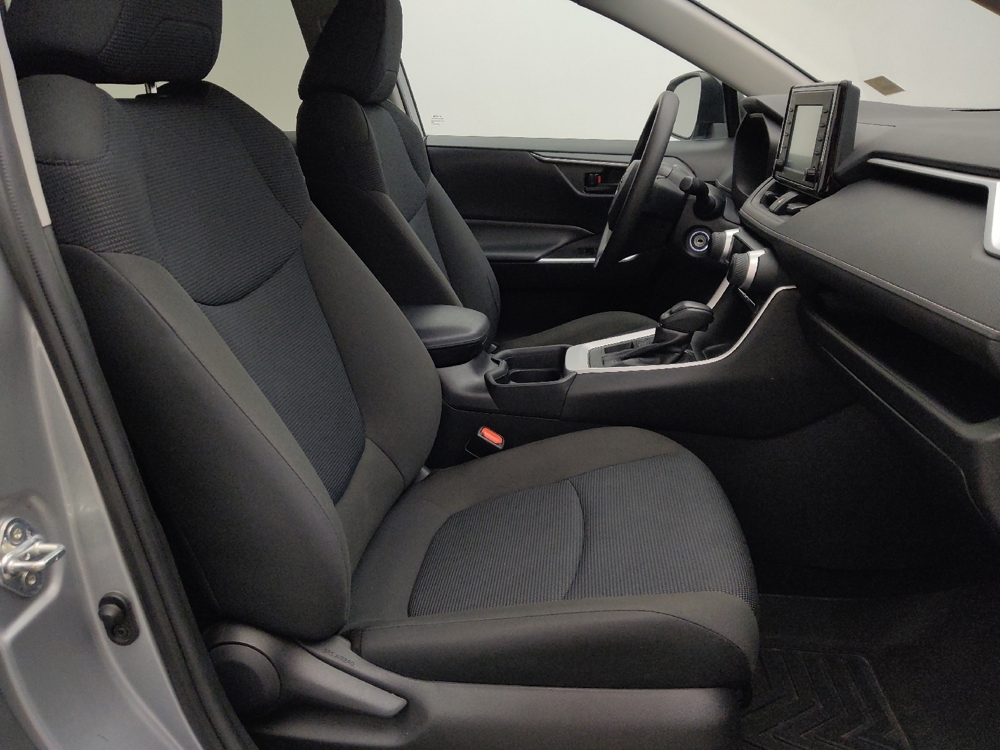 2021 Toyota RAV4 LE - Photo 16