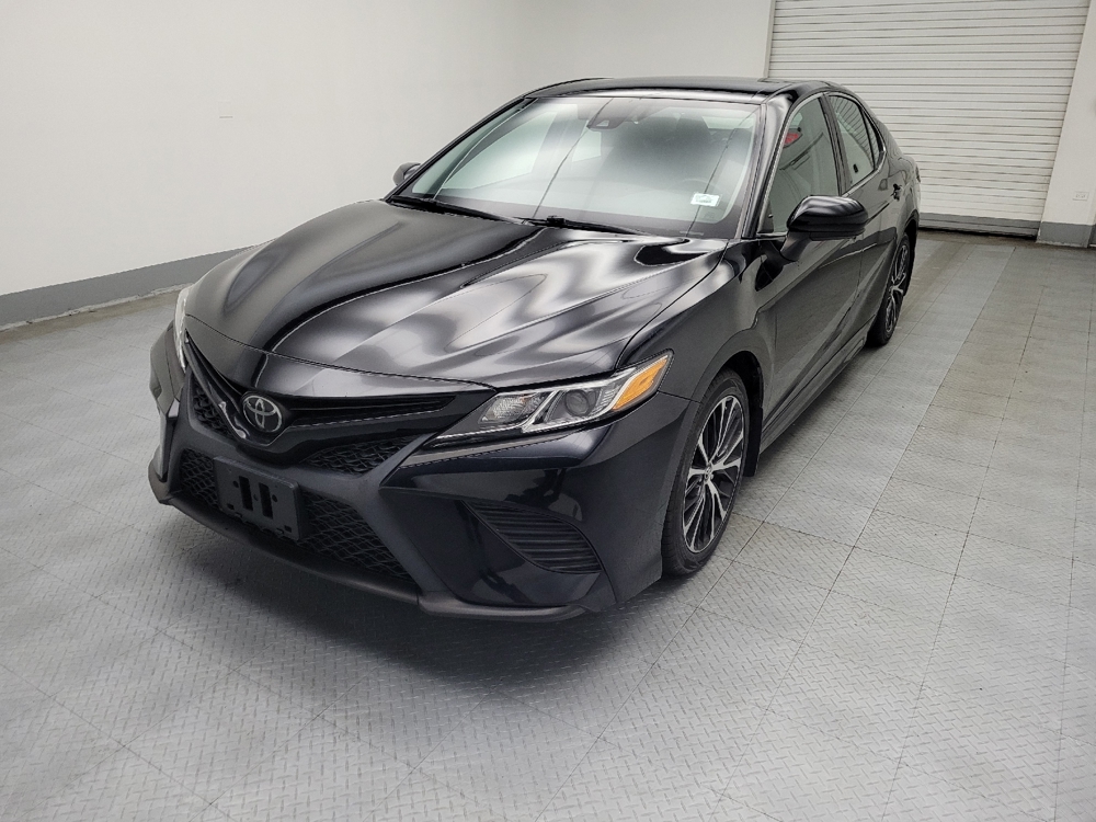2019 Toyota Camry SE's photo
