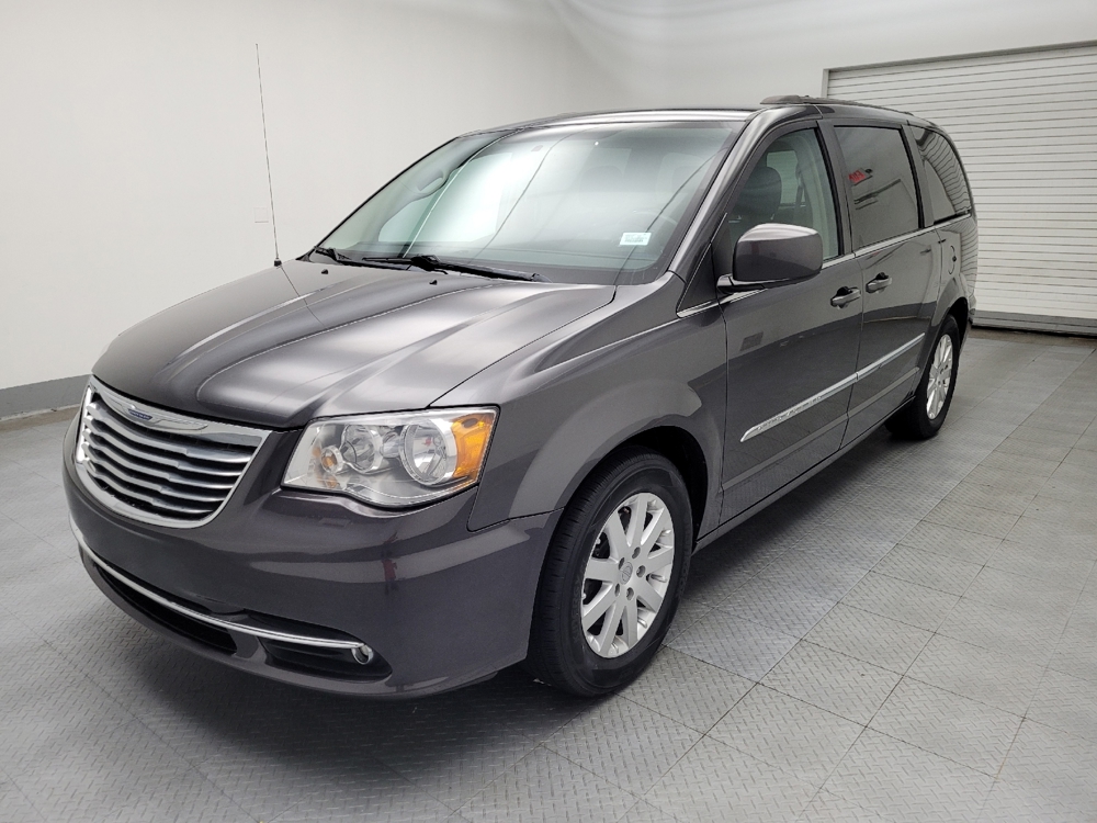 2016 Chrysler Town & Country Touring's photo