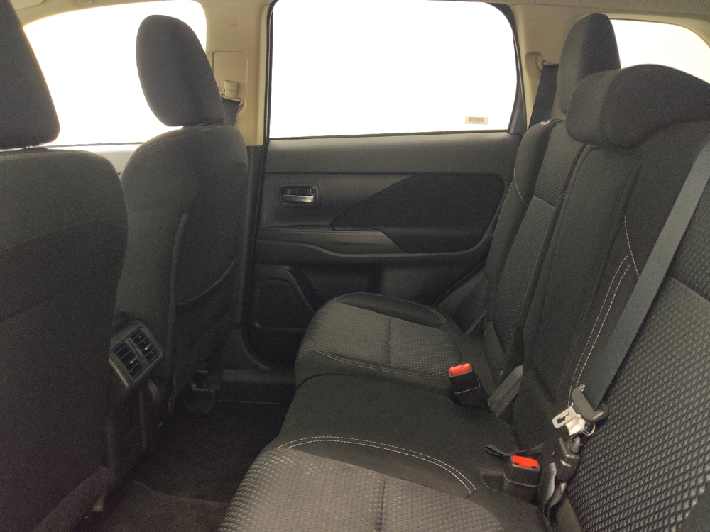 2020 Mitsubishi Outlander ES - Photo 14