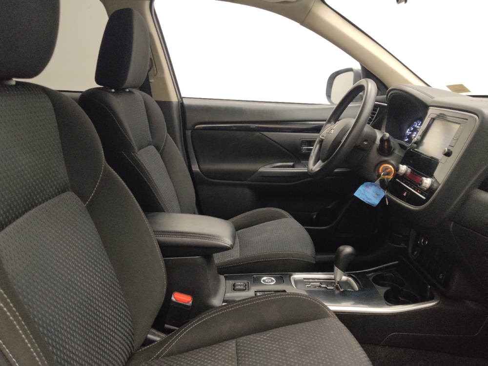 2020 Mitsubishi Outlander ES - Photo 16