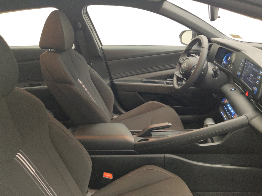 2025 Hyundai Elantra SEL - Photo 16