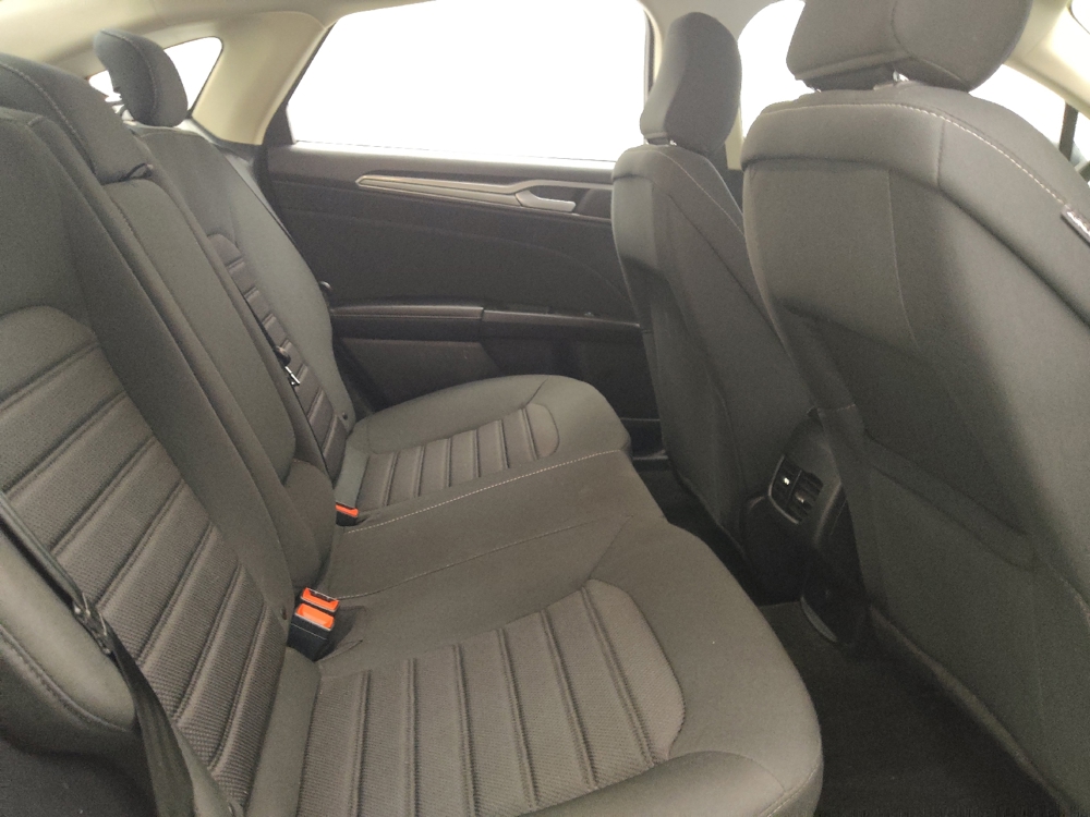 2020 Ford Fusion SE - Photo 15