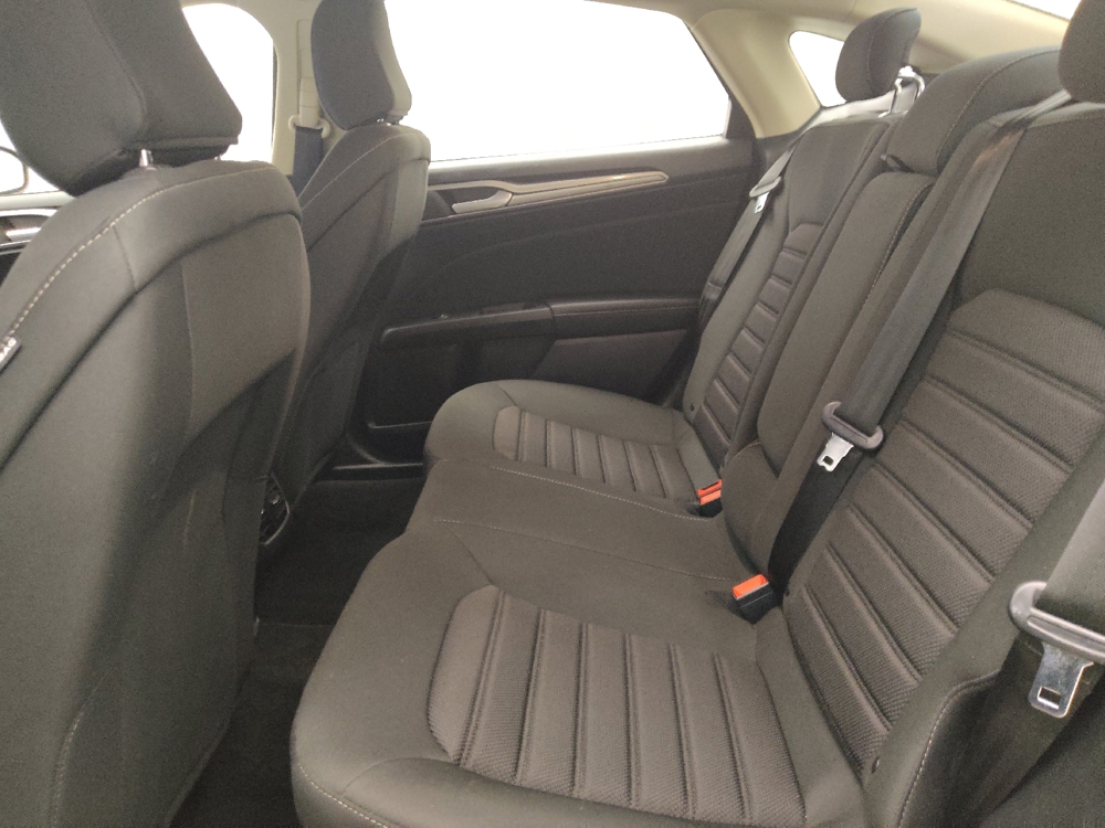 2020 Ford Fusion SE - Photo 14