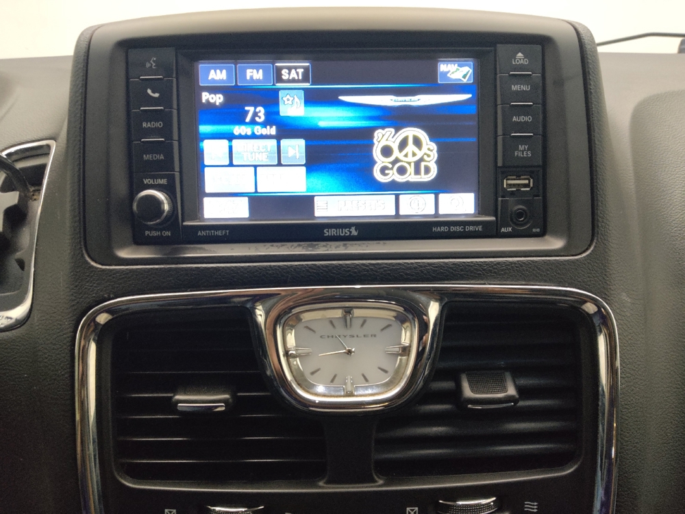 2015 Chrysler Town & Country Touring - Photo 19