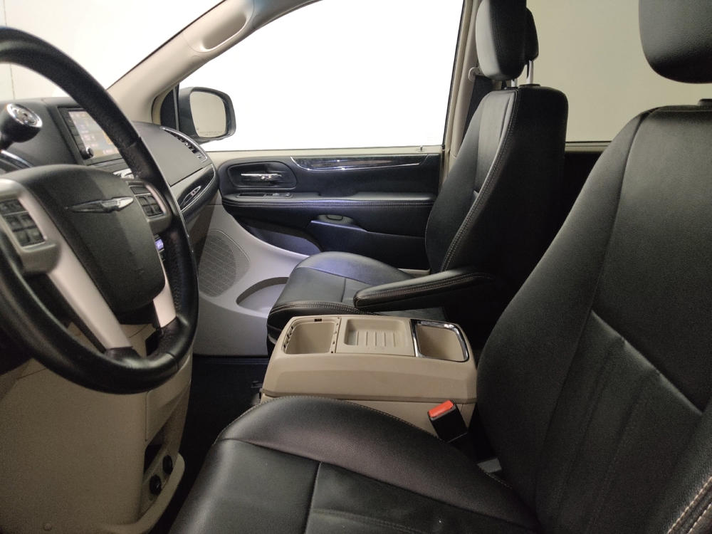 2015 Chrysler Town & Country Touring - Photo 13