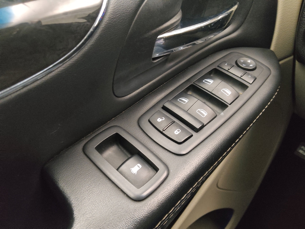 2015 Chrysler Town & Country Touring - Photo 21