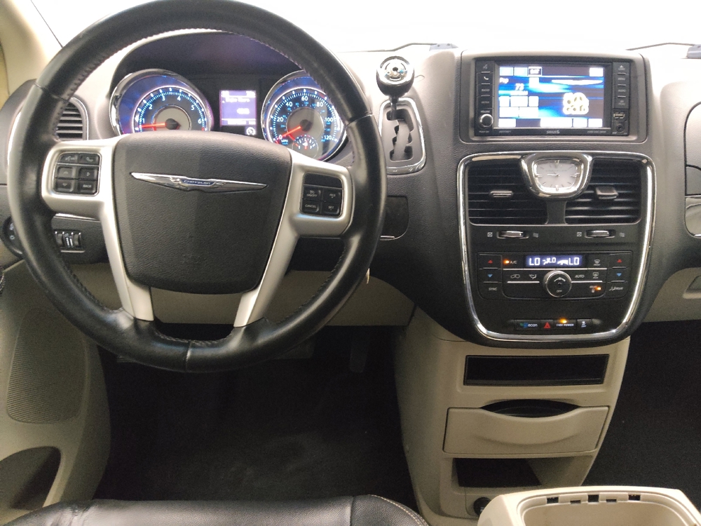 2015 Chrysler Town & Country Touring - Photo 17