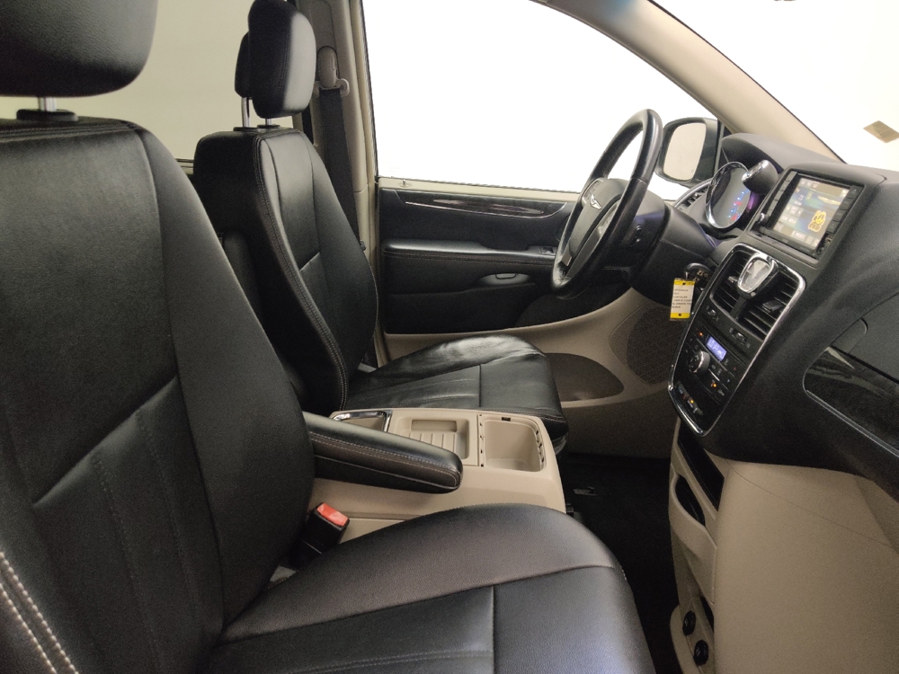 2015 Chrysler Town & Country Touring - Photo 16