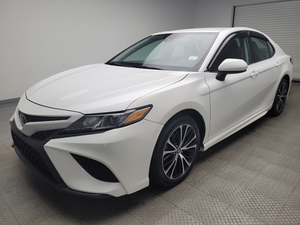 2020 Toyota Camry SE's photo