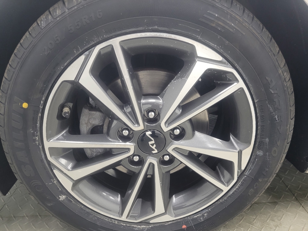 2024 Kia Forte LXS - Photo 24